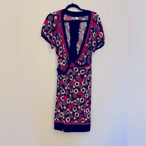 18W mult colors: black, gray, tan, red, V neck, belted stretchy material dress.